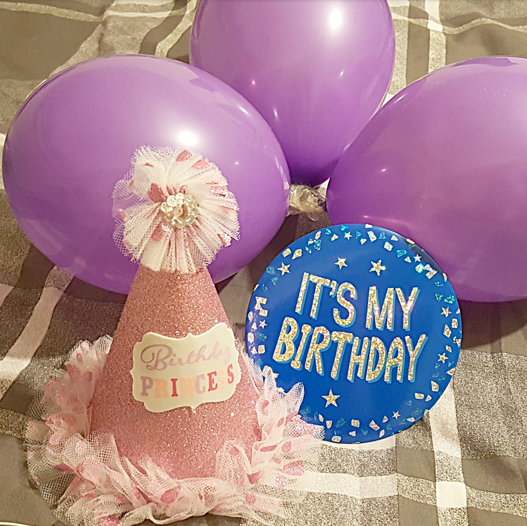 Birthday lockdown : hat, giant badge and balloons